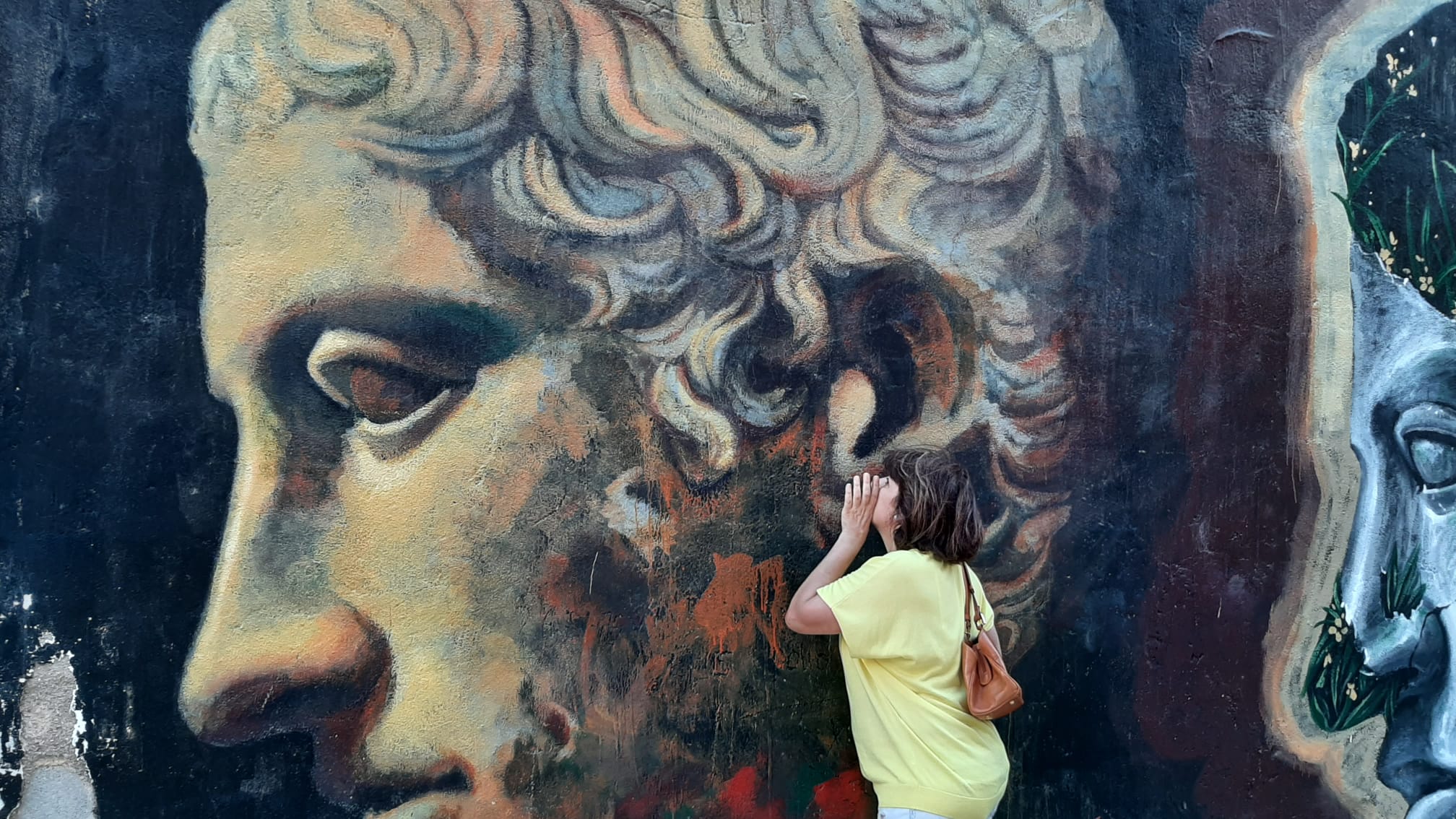 hablar al oído de una gran cara en un mural